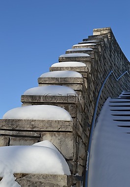 墙,钉书钉,雪