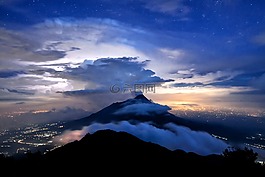 默拉皮火山,满天星斗的天空,雷雨云