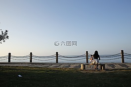 母女,大海,黄昏
