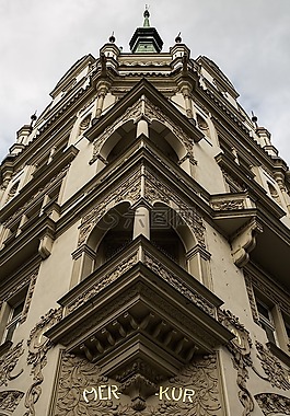 金色城市,布拉格,正面