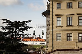 金色城市,布拉格,正面