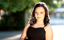 女孩,长长的头发,棕色的眼睛