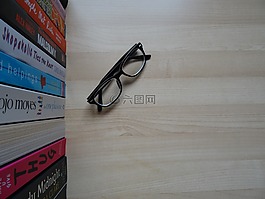 眼镜,木材的背景