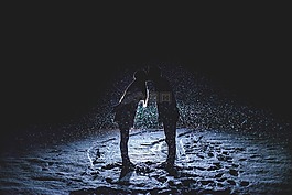 情侣接吻,下雪的夜晚,雪下