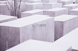 大屠杀纪念馆,历史,混凝土