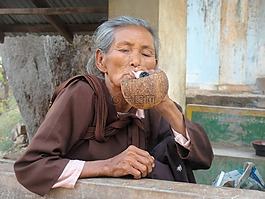缅甸,老女人,抽烟
