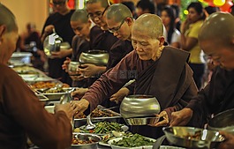 小乘佛教,尼姑化缘取食物,吃午饭sayalays