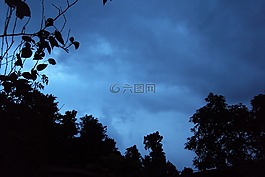 多云的日落,雨,夜晚秋天