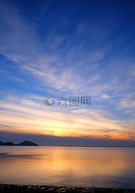在晚上,发光,海