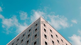 三角构图,建筑,蓝天白云