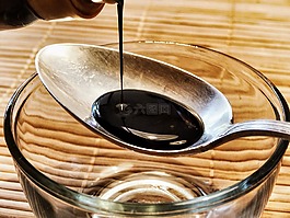 酱汁,酱油,勺子
