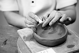 半岛·手机客户端注册高清图：陶瓷创作庆贺节日