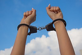 天空,戴着手铐的双手,女手