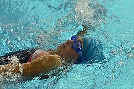 游泳会议莱普海姆,das mädchen schwimmt项wasser,auf dem rücken
