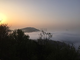 太阳热的早晨,云慢慢解决，,在排水管清洁酸