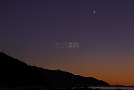 月亮,黄昏,山