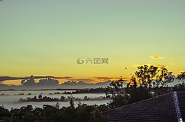 有雾,屋顶,房子