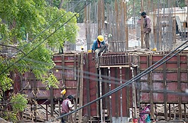 正在建设,男人在工作,妇女在工作