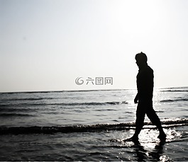 伤心的男孩行走,独自行走,独自伤心