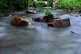 水,溪。,流。