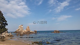海,岩,蓝蓝的天空