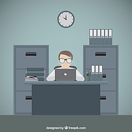 在电脑上工作的人