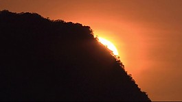 湖光山色相映