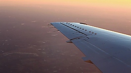 飞机高空俯视窗外风景客机侧翼高清视频实拍