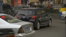 高清实拍交警在十字路口指挥拥挤的交通车流