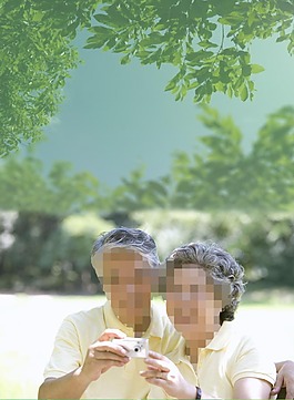 恩爱老年夫妻在树林里拥抱