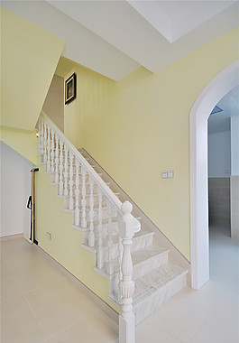 白色楼梯黄色背景墙设计图
