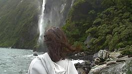围绕着女人看瀑布