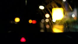 背景虚化的夜间驾驶