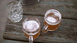 桌上啤酒的俯视图