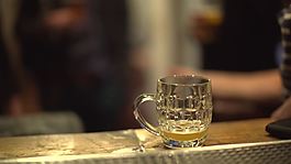 酒吧里的一杯啤酒
