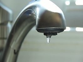 厨房水槽滴水