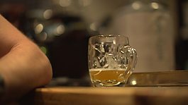 Pub酒吧的一杯啤酒
