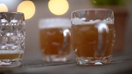 摆在餐桌上的啤酒