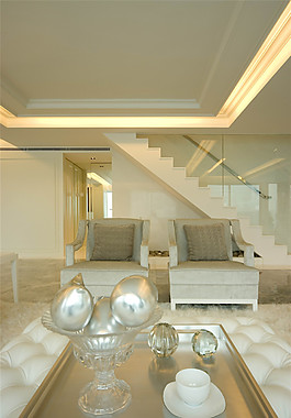 简约白色客厅复式楼梯装修效果图