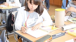 实拍数学课上画圆的女学生视频素材