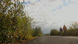 实拍公路上走过的行人视频素材