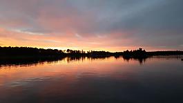 实拍夕阳下宁静的湖面视频素材