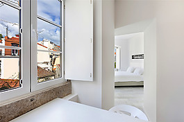 现代清新卧室白色背景墙室内装修效果图