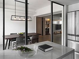 简约开放式厨房玻璃门装修效果图