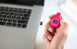 一个有趣简约的夹扣式活动追踪设备Fitbitzip