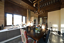 简约餐厅个性吊灯工装效果图