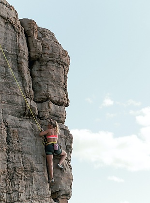 女人攀岩