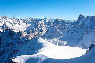 阿尔卑斯山雪山景观